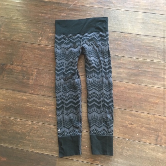 Grey and black lulu lemon leggings - Picture 2 of 3